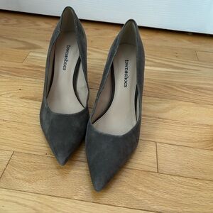Town Shoes Women's Dark Grey Suede Pumps